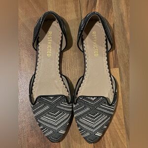 Restricted Geometric Black and White Flats